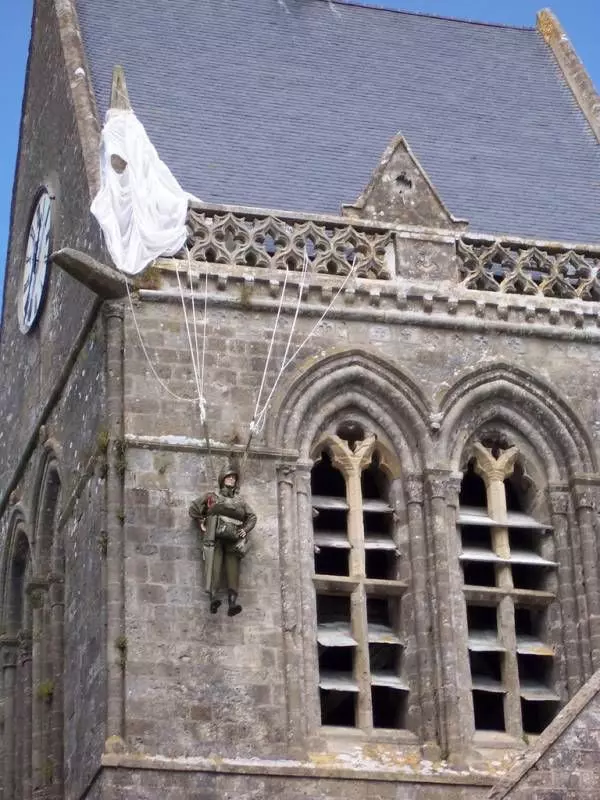 神演技！　傘兵掛教堂屋頂「忙憋氣裝沒命」　當地連掛他74年表揚