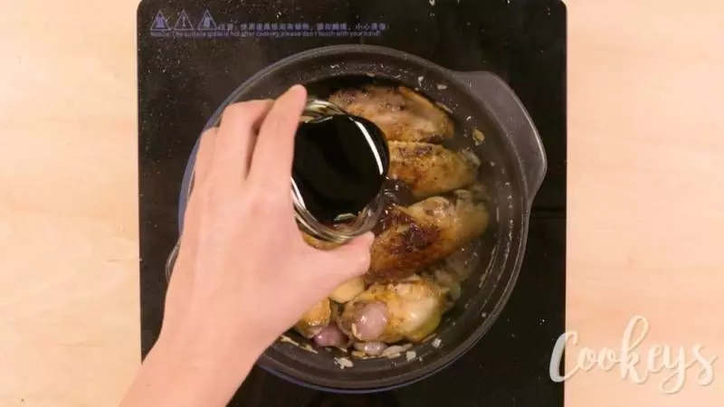 【栗子燜雞翼】與雞翼一起烹調，簡單又美味！除了香甜美味外，更有補腎健脾的功效！