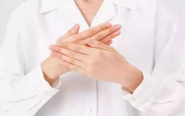 手指發麻的人一定要注意，可能是「血液淤堵」或者「中風前兆」，教你3種按摩法救命！！