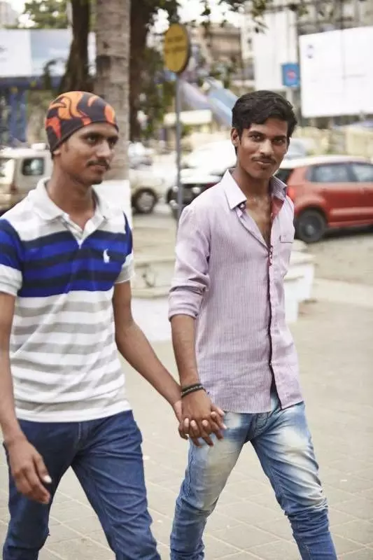 不是同志！?為什麼印度男人都手牽手？攝影師好奇一問「答案讓他慚愧到爆」