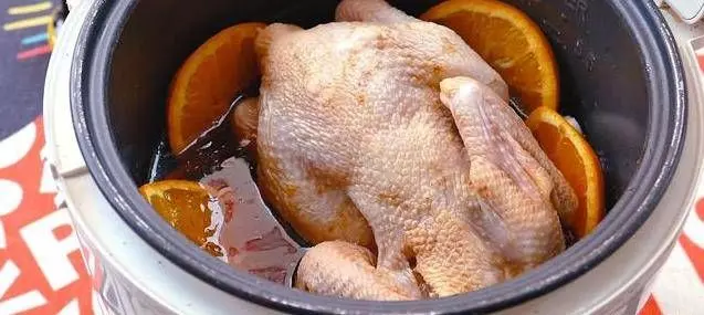 把一整隻雞放進電飯鍋，再加上1顆柳丁，老公自己全吃光了，味道太贊了