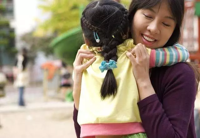 孩子沒走兩步就總是要抱抱？心理學家：這4種情況下媽媽別拒絕，抱抱反而對他成長有好處！