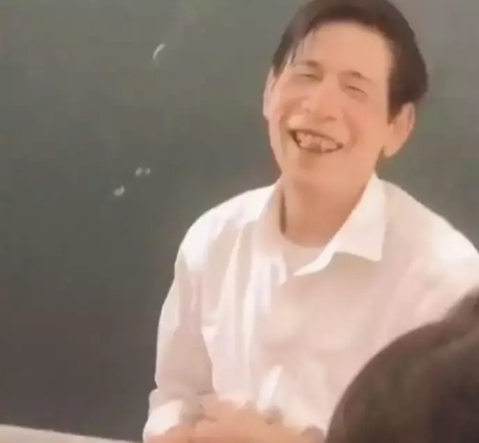 老師在路上撿到小奶貓,上課時瘋狂炫耀,小表情讓人爆笑