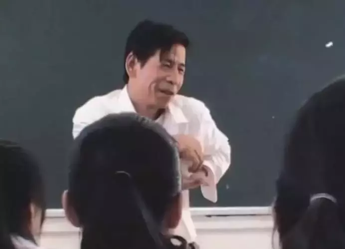 老師在路上撿到小奶貓,上課時瘋狂炫耀,小表情讓人爆笑