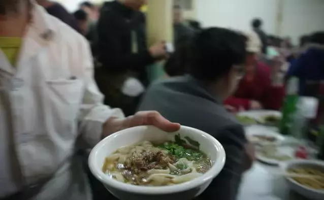 孫子背奶奶吃麵條!麵店老闆「免費多送一份」持續1年 3年後「經營倒閉」哽咽:給大家上了一課