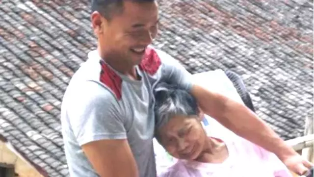 男子每日奔波30公里照料父母,做飯換尿布,沒一句怨言,孝心感動眾人:健在一天就要盡孝一天