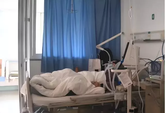 男子每日奔波30公里照料父母,做飯換尿布,沒一句怨言,孝心感動眾人:健在一天就要盡孝一天