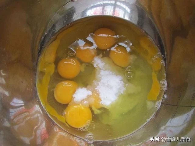 8個雞蛋1碗麵粉,攪攪拌拌簡單零失敗,做上一大盤蛋糕,真香!
