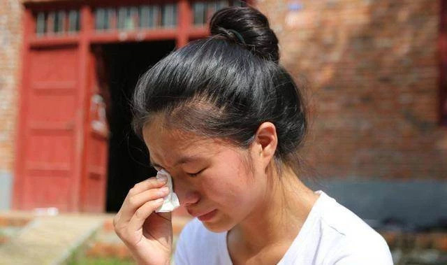 因家貧,媽故意把3歲「兔唇」女兒弄丟!20年後兩人街頭無意相遇「女兒現狀」卻令媽媽悔不當初:好想她