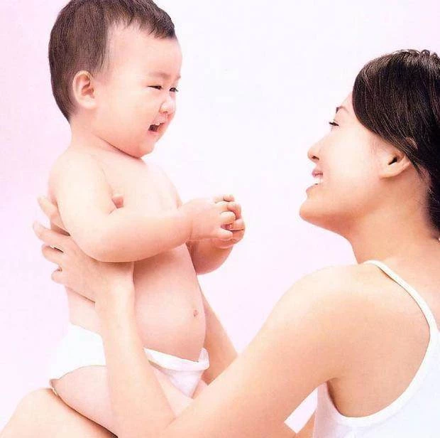 因家貧,媽故意把3歲「兔唇」女兒弄丟!20年後兩人街頭無意相遇「女兒現狀」卻令媽媽悔不當初:好想她