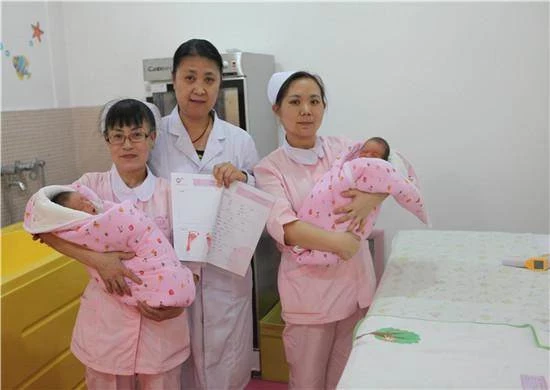 產婦艱難誕下「雙胞胎」,就在全家人歡呼高興時,醫生卻說:這可不是「雙胞胎 」