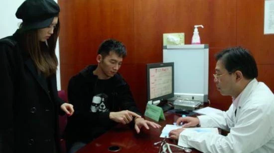 產婦艱難誕下「雙胞胎」,就在全家人歡呼高興時,醫生卻說:這可不是「雙胞胎 」