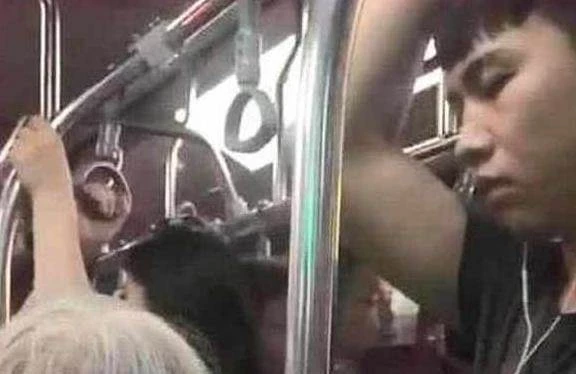 捷運最暖小哥!聽耳機裝睡往下看「默默用手撐著」,一夕爆紅「獲10萬粉絲」網:最好的炫富