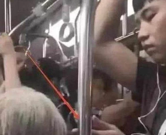捷運最暖小哥!聽耳機裝睡往下看「默默用手撐著」,一夕爆紅「獲10萬粉絲」網:最好的炫富