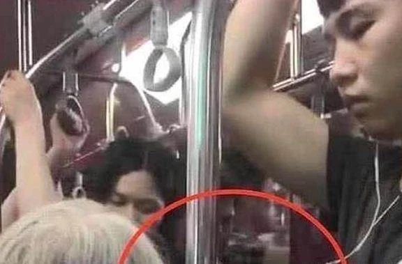 捷運最暖小哥!聽耳機裝睡往下看「默默用手撐著」,一夕爆紅「獲10萬粉絲」網:最好的炫富