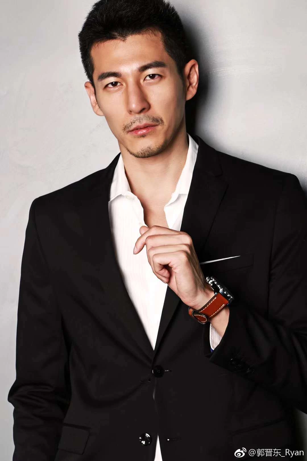 端盤子半年維生!41歲台灣男星「悄悄改名」重當新人 赴陸4年發展「熬出影帝」現況曝