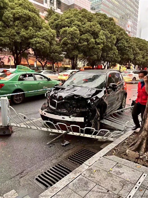 廣州一寶馬SUV衝撞人群 官方通報:已致5死13傷 司機被控制