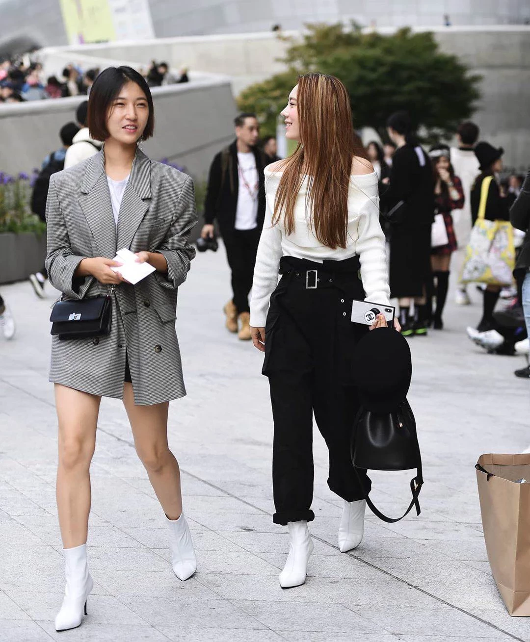 高人氣的韓國街拍穿搭，妳應該學學，簡單且日常，個性還時髦！
