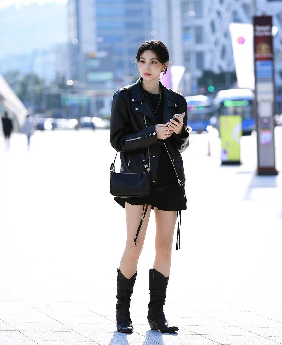 高人氣的韓國街拍穿搭，妳應該學學，簡單且日常，個性還時髦！