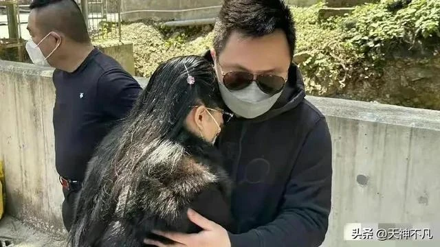 蔡天鳳媽媽和女婿合影太親密,兩人公開照片毫不避嫌引起大家誤會