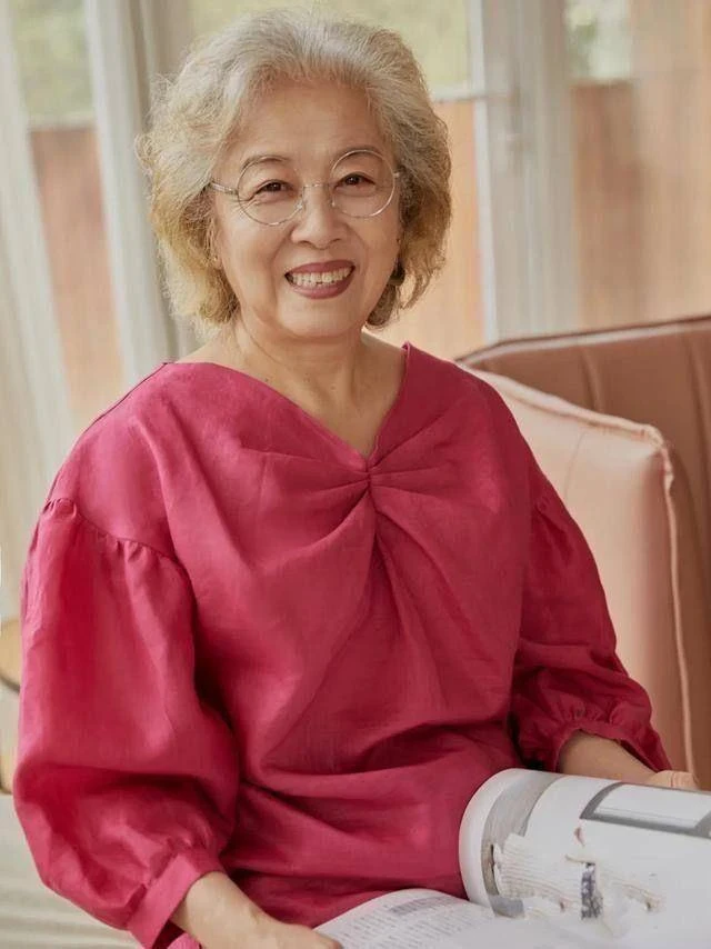 女人到了花甲之年,嘗試這些「白髮造型」才高級,比「染髮」洋氣多了