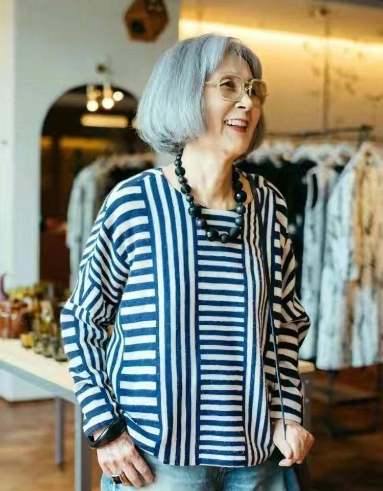 女人到了花甲之年,嘗試這些「白髮造型」才高級,比「染髮」洋氣多了