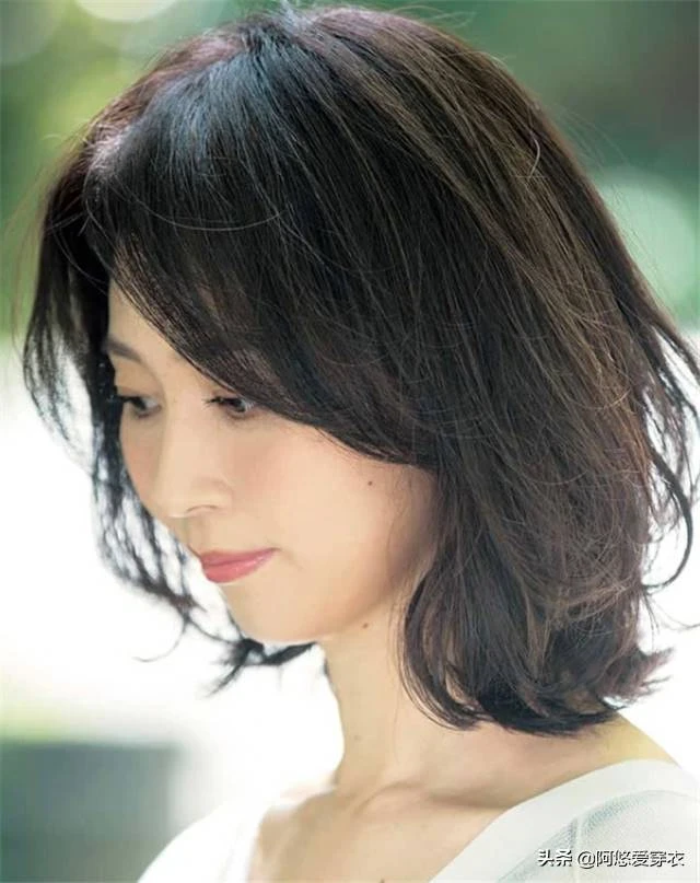 會燙發才不顯老!給40歲以上女人的髮型建議:色淺、卷大、齊肩