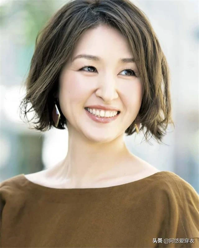會燙發才不顯老!給40歲以上女人的髮型建議:色淺、卷大、齊肩