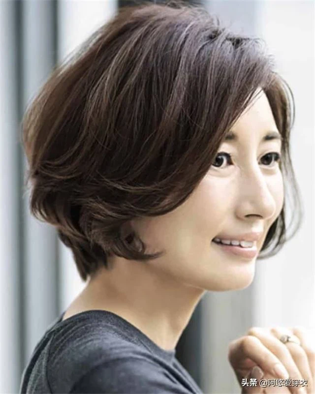會燙發才不顯老!給40歲以上女人的髮型建議:色淺、卷大、齊肩