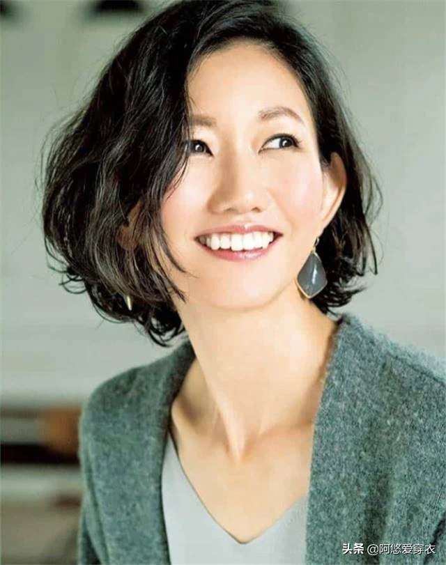 會燙發才不顯老!給40歲以上女人的髮型建議:色淺、卷大、齊肩