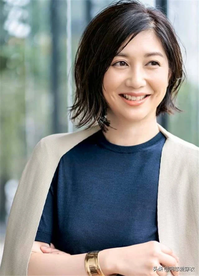 會燙發才不顯老!給40歲以上女人的髮型建議:色淺、卷大、齊肩