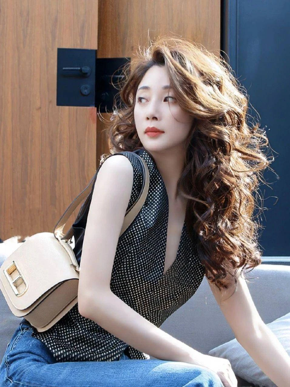 看了殷桃我發現:女人不顯老的秘密藏在這3個細節里,學會真洋氣