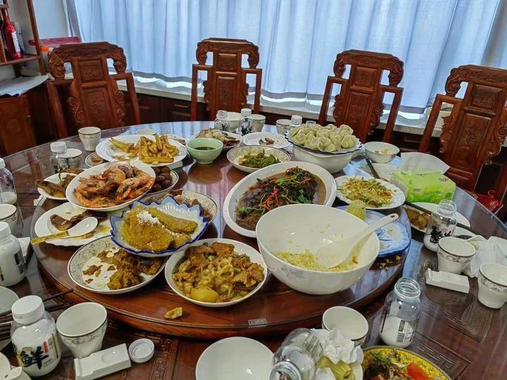 兒媳請公婆吃飯,公婆凈挑貴的點,服務員一句話,他們傻了眼