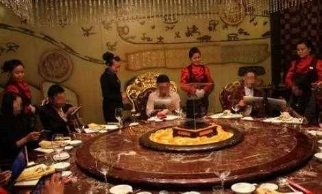 兒媳請公婆吃飯,公婆凈挑貴的點,服務員一句話,他們傻了眼