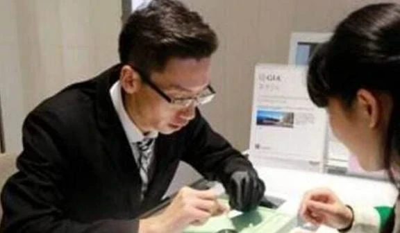 我被丈夫氣暈進了醫院,出院後他「花25萬買鑽戒」哄我開心,我嫌太貴重拿去退 店員說了「一句話」我含淚離了婚 …