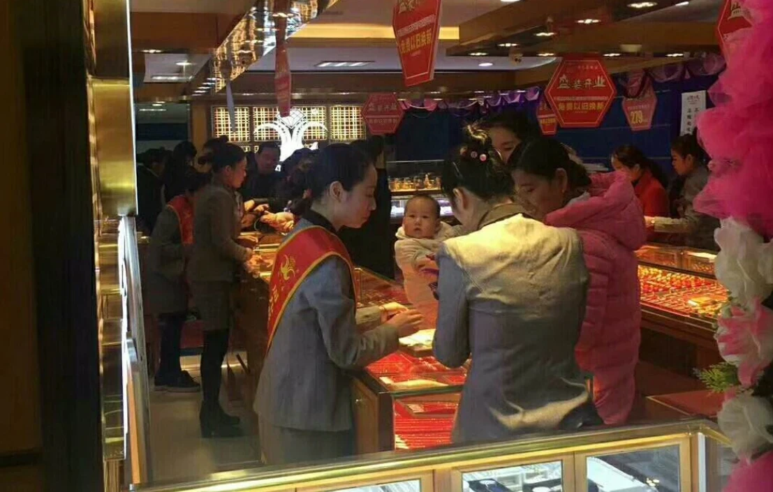 我被丈夫氣暈進了醫院,出院後他「花25萬買鑽戒」哄我開心,我嫌太貴重拿去退 店員說了「一句話」我含淚離了婚 …