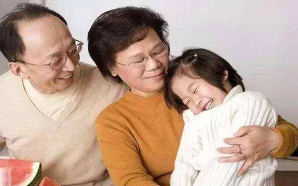 兒媳交通事故去世,孫女的玩具箱總滴出臭水,婆婆打開後癱在地上