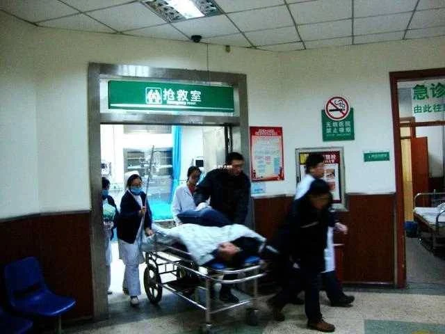 兒媳交通事故去世,孫女的玩具箱總滴出臭水,婆婆打開後癱在地上