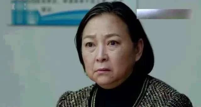 兒媳交通事故去世,孫女的玩具箱總滴出臭水,婆婆打開後癱在地上