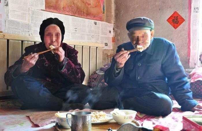 妻子欠20萬賭債,丈夫提出離婚!一年後去岳母家,一進門傻了!
