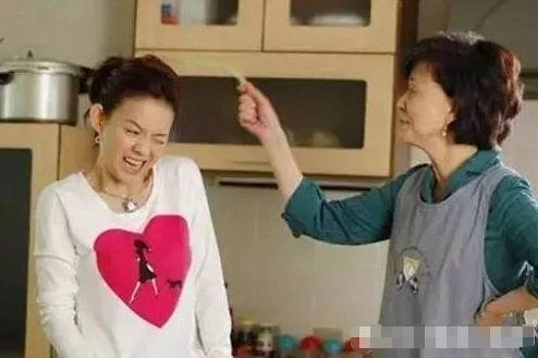 婆婆和媳婦吵架,丈夫一腳踢倒媳婦,站起來後,全家如遭雷擊!