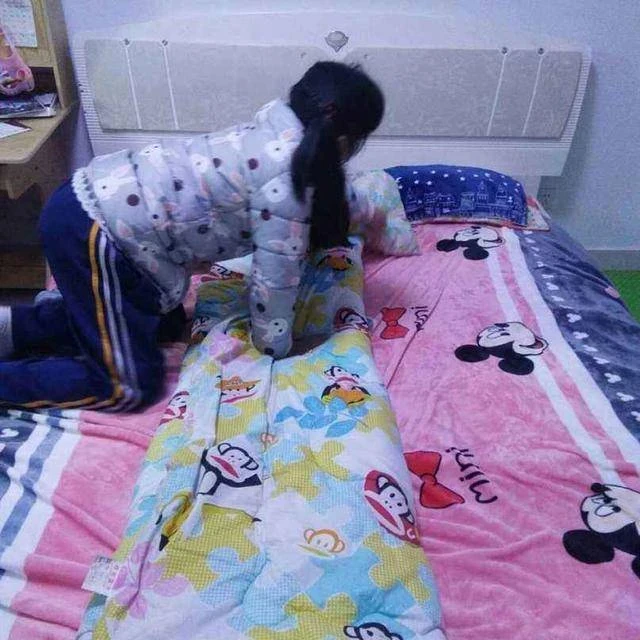 女兒一直說身上癢!醫院檢查不出來 「 到家剪開被子」 父母含淚報警 :讓所有人都快吐了