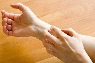 女兒一直說身上癢!醫院檢查不出來 「 到家剪開被子」 父母含淚報警 :讓所有人都快吐了