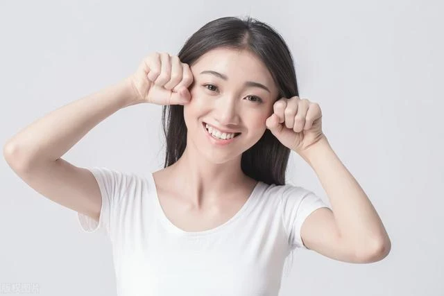 我坐月子,母親說摔傷腿不能來,出月子後去娘家,見到母親我愣住
