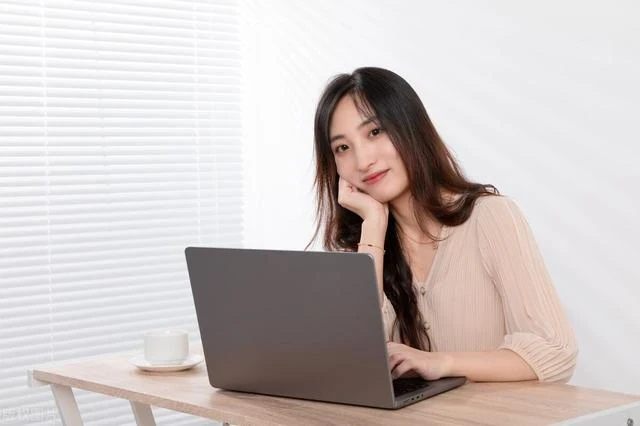 我坐月子,母親說摔傷腿不能來,出月子後去娘家,見到母親我愣住