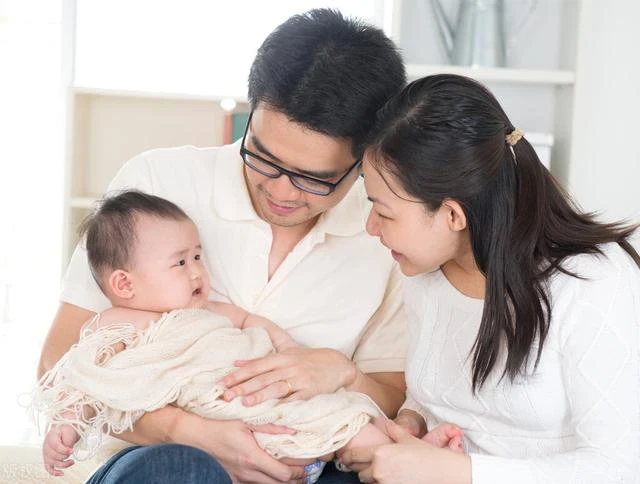 我坐月子,母親說摔傷腿不能來,出月子後去娘家,見到母親我愣住