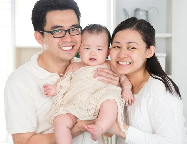 我坐月子,母親說摔傷腿不能來,出月子後去娘家,見到母親我愣住