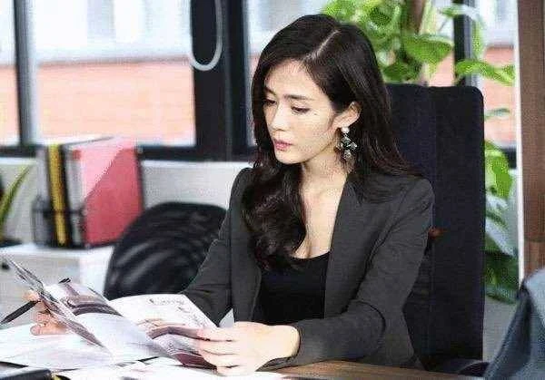 女老闆不幸落水,被司機救上岸,隔天司機去上班,卻被告知開除了