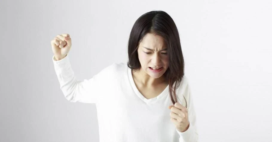 女老闆不幸落水,被司機救上岸,隔天司機去上班,卻被告知開除了