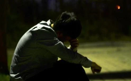 老婆車禍去世,老公打殘肇事司機,5年後出獄回家後,他傻住